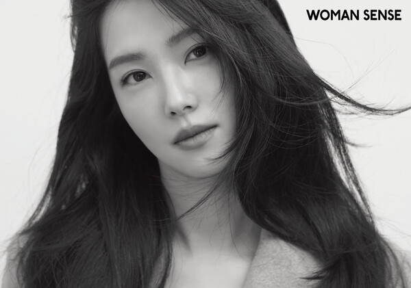 강지영 JTBC 아나운서 커버 화보 눈길